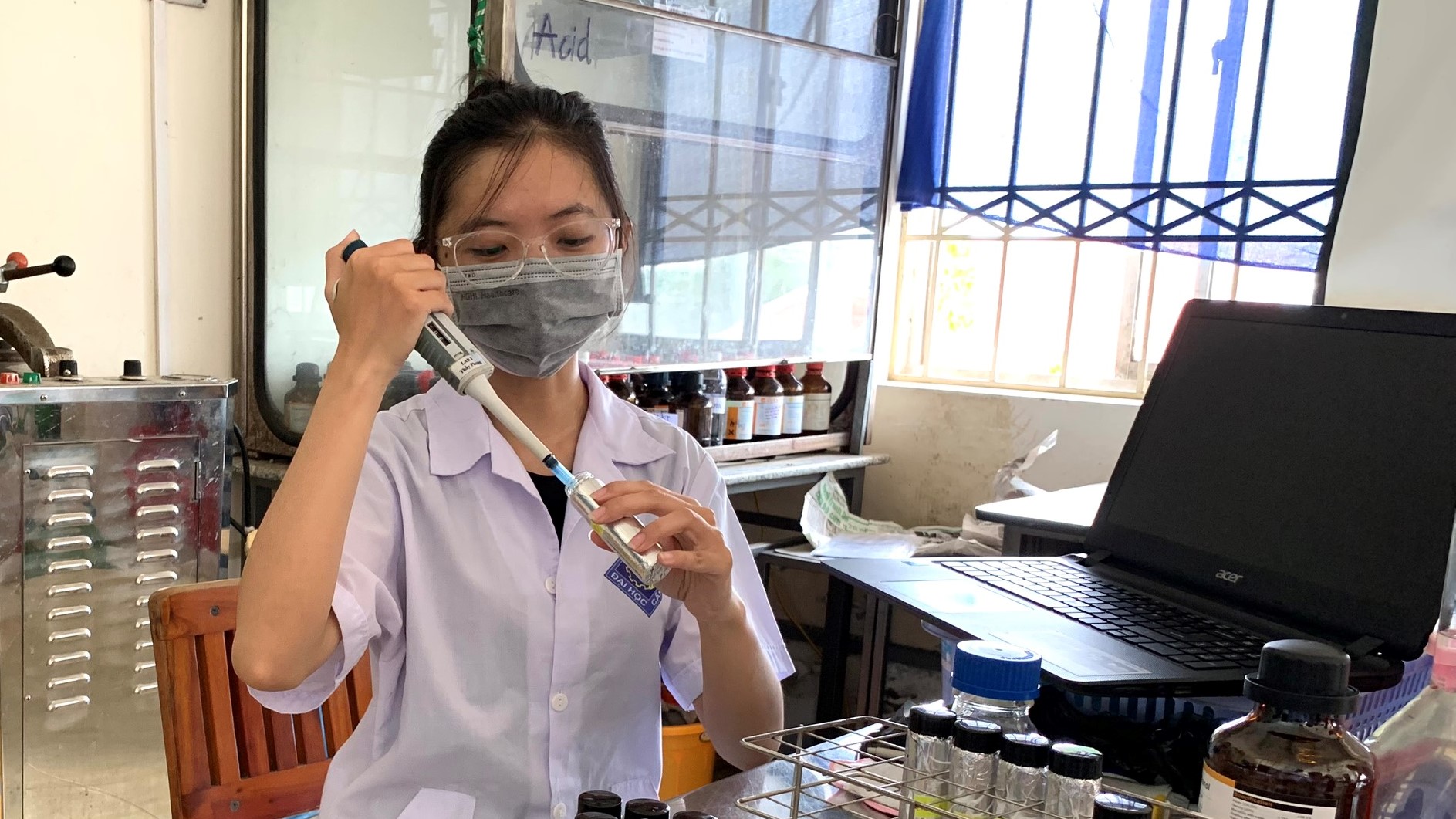 Vuong Thi Ngoc Tuyet working in a labr