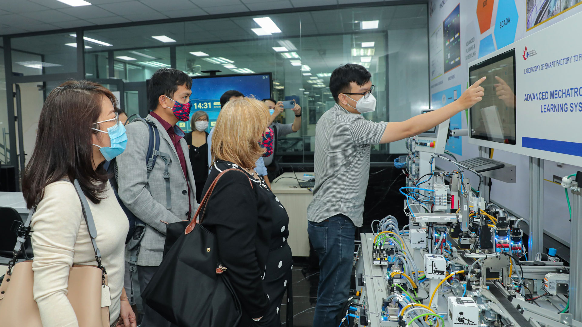 The United States Agency for International Development Vietnam Mission Director Ann Marie Yastishock (second from right) and Industrial University of Ho Chi Minh City, or IUH, leadership tour the university’s smart factory laboratory and simulation facilities in 2021.