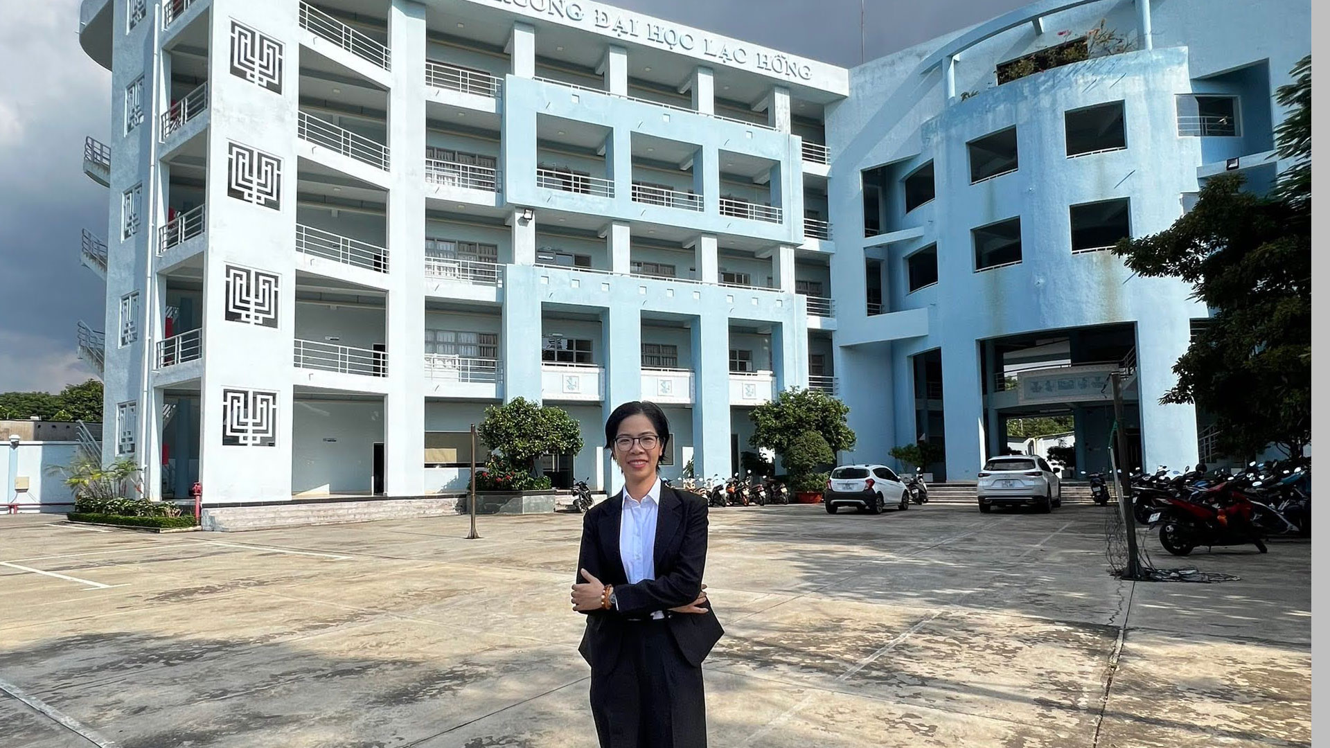Van Dinh Vy Phuong stands in front of the engineering building of Lac Hong University.