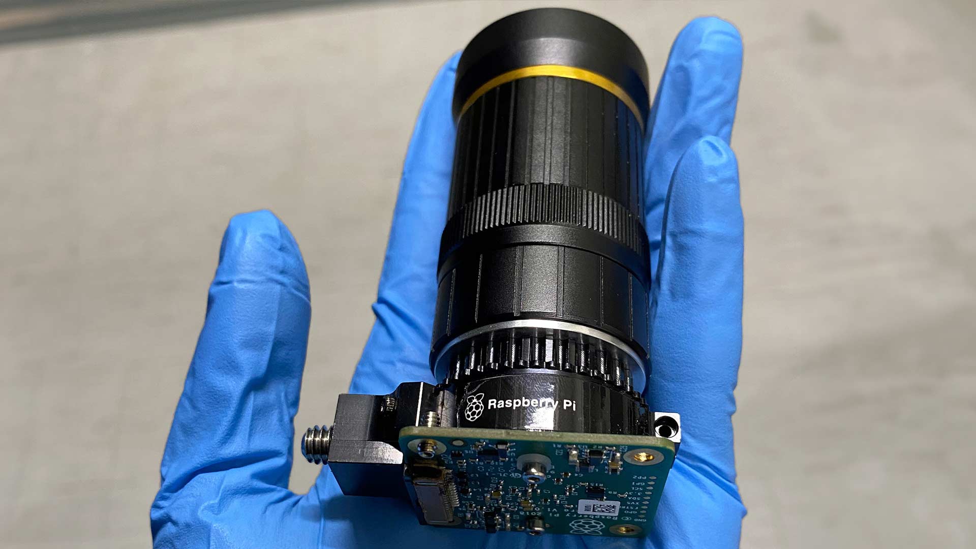 a chip-integrated polarimetric imaging sensor