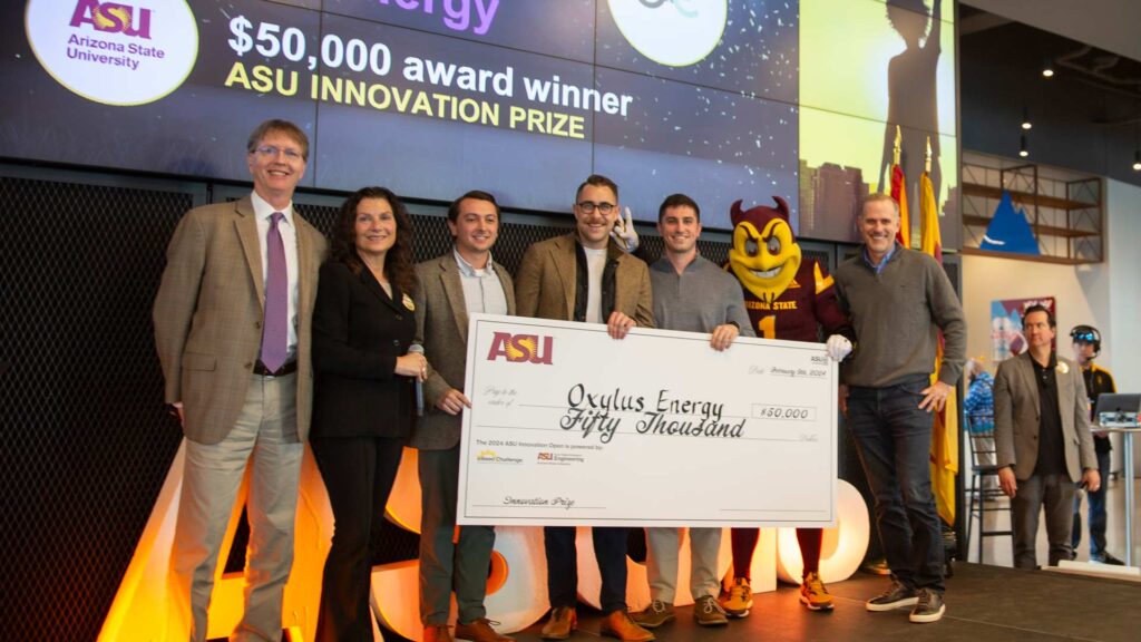 Kyle Squires, Tracey Dodenhoff, Sparky and Cody Friesen present the $50,000 ASU Innovation Prize to Oxylus