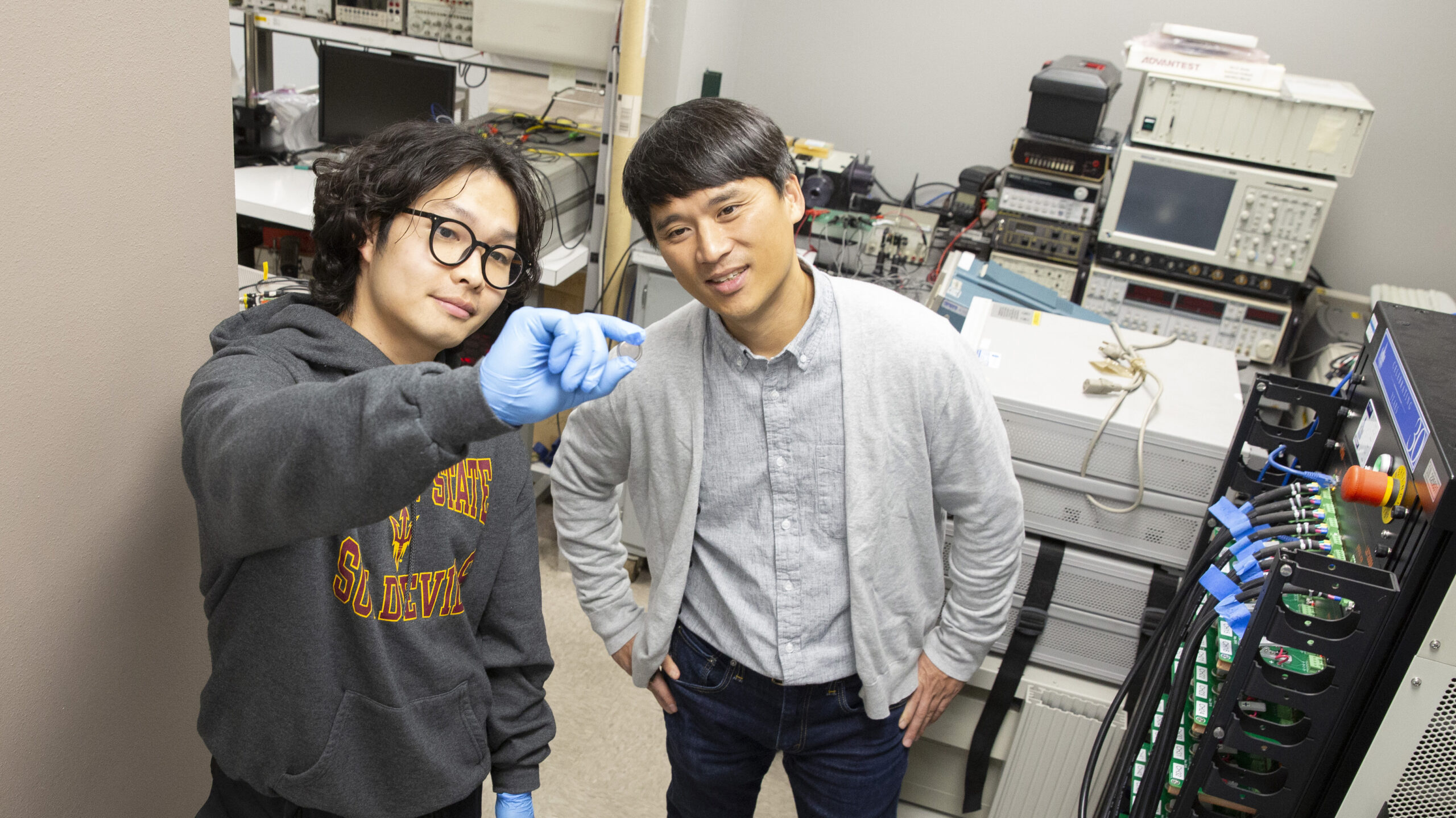 FURI researcher Byung Gik Park examines a sample with faculty mentor Yoon Hwa