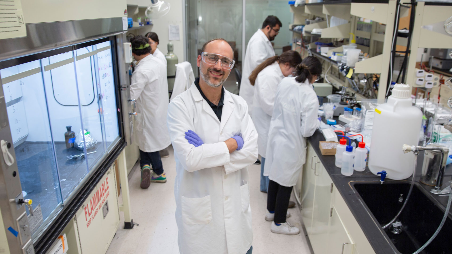 Sergi Garcia-Segura in lab with students
