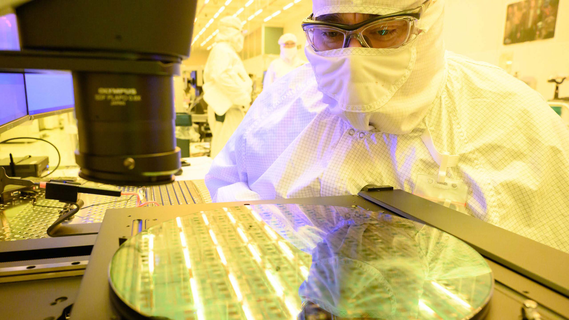 newsroom-new-mexico-fabs-10-scaled-(2)-3×2-hero a technician in a semiconductor wafer fabrication facility